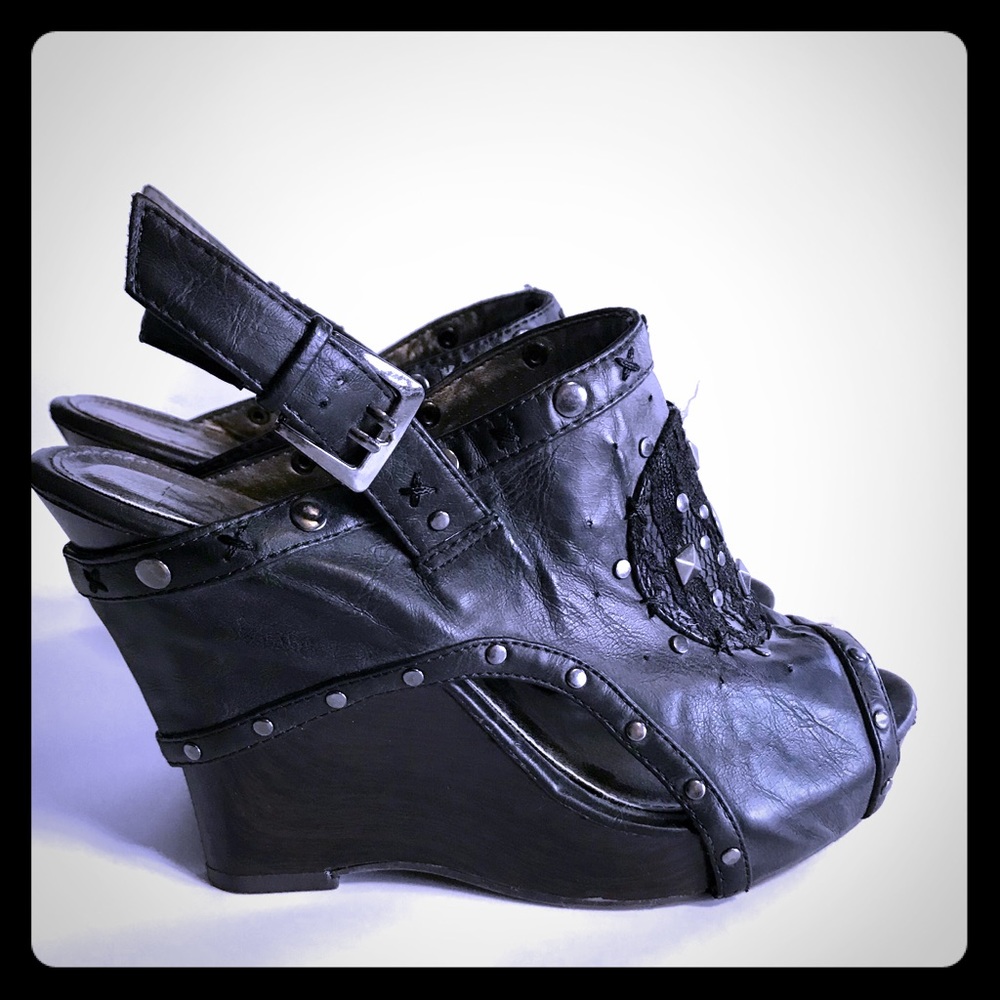 BKE SOLE CUT-OUT WEDGE SANDAL